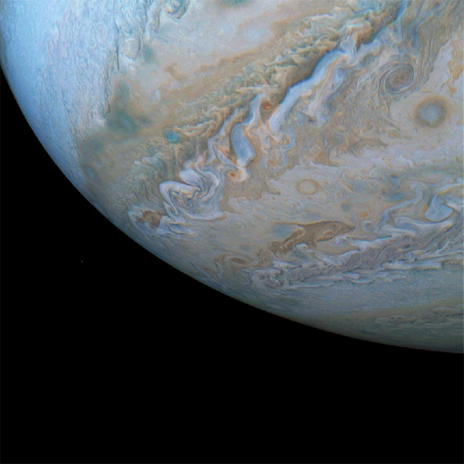 Jüpiter'deki dev kasırgalar görüntülendi